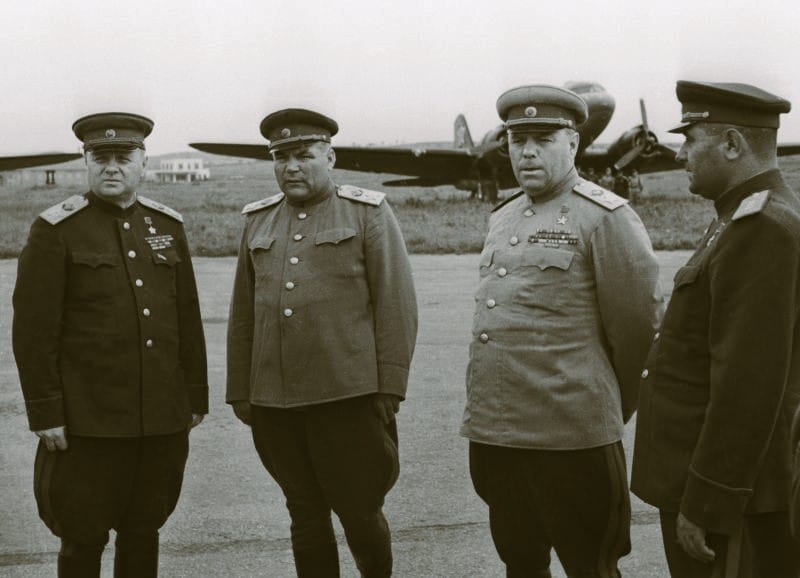 苏联元帅K.Meretskov,R.Malinovsky和A.Vasilevsky在Dayren机场。 1945年8月 照片的作者是Evgeny Khaldey。 版权所有者Anna Khaldei