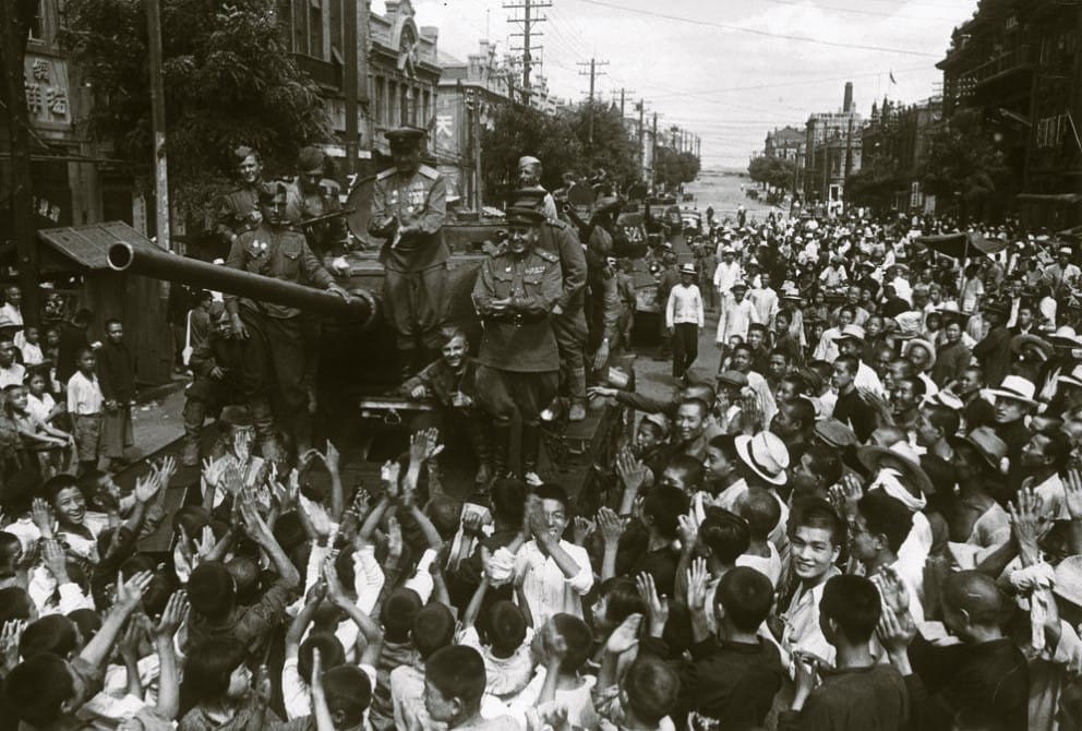 Харбин, август 1945 г. Местное население радостно приветствует советских моряков-освободителей от японских милитаристов. Автор фото Евгений Халдей. Правообладатель Анна Халдей