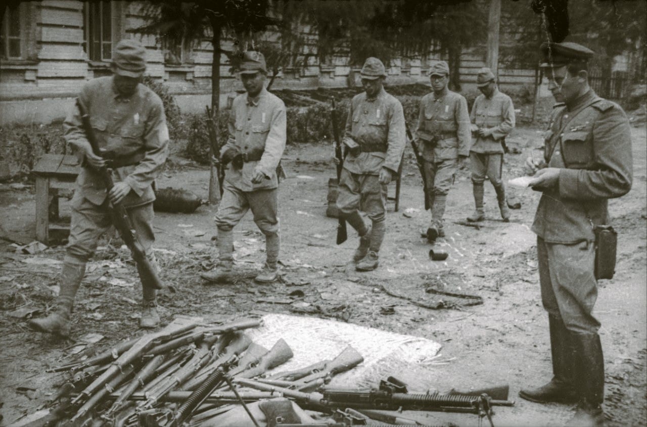 哈尔滨,1945年8月日本军队解除武装。 照片的作者是Evgeny Khaldey。 版权所有者Anna Khaldei