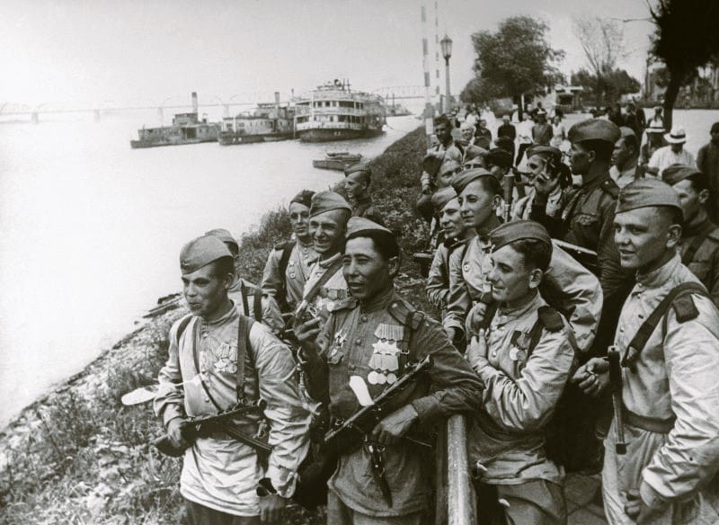 哈尔滨Sungari河堤上的苏联士兵,08/28/1945。 照片的作者是Evgeny Khaldey。 版权所有者Anna Khaldei