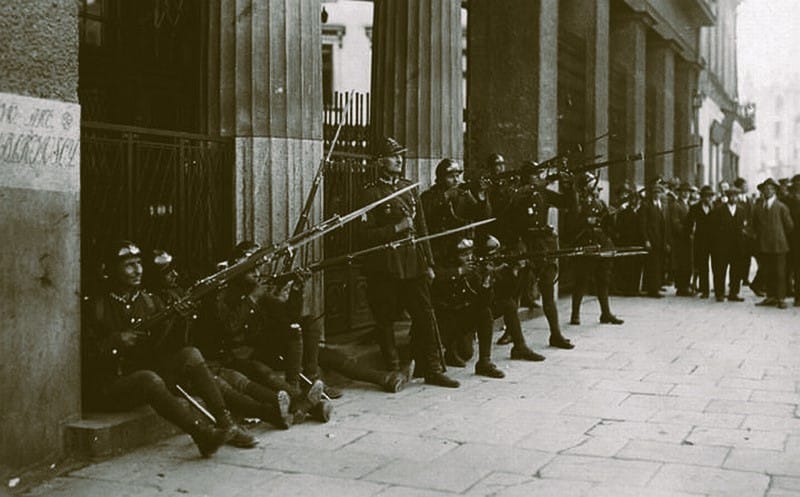 Soldiers of Józef Piłsudski fire at the windows of the Jabłkowski Brothers Department Store, where government troops were defending themselves during the May Coup, 1926.