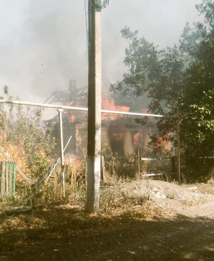 Casa en llamas después del bombardeo, Bogoyavlenka, 2023