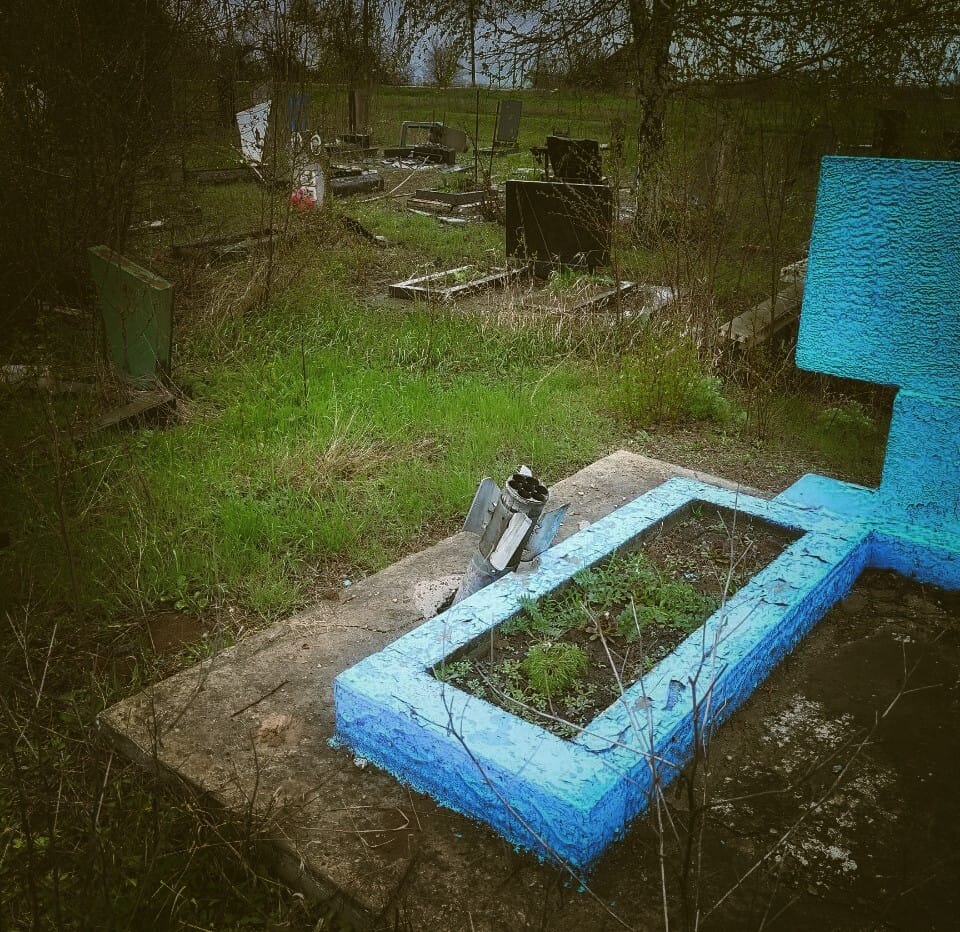 Fragmento de proyectil en el cementerio, Bogoyavlenka, 2023