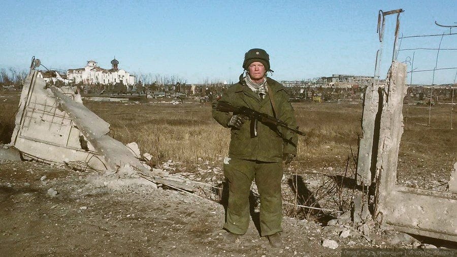Рассел Бентли на фоне разбитого в ходе боев Иверского монастыря
